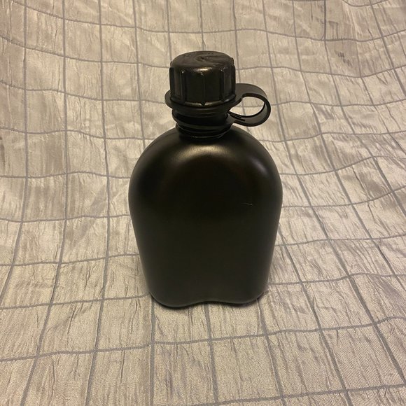 Black 1 Quart canteen with cap & strap NEW - Picture 3 of 6